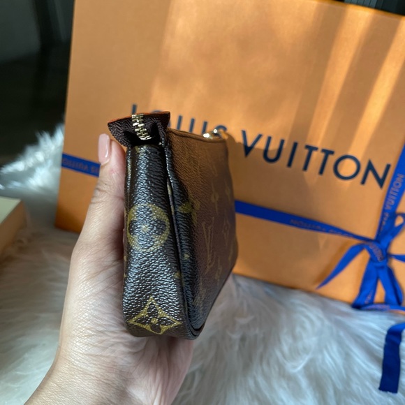 100% Authentic Louis Vuitton monogram mini wristlet FL0038 - Picture 8 of 11